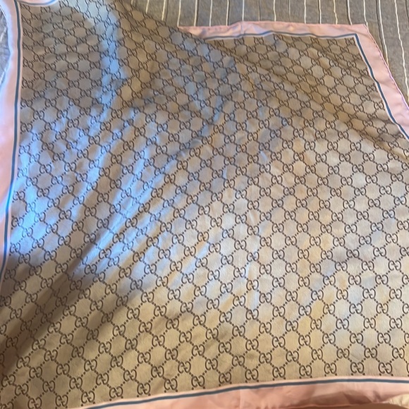 Silk Gucci scarf never worn - Picture 2 of 3